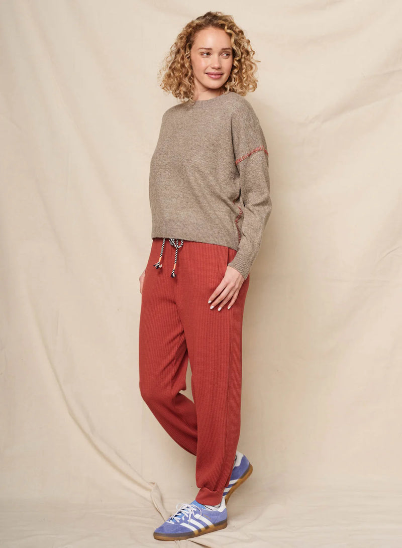 WOMEN'S CREW WITH BASEBALL STITCHING SWEATER IN TAUPE