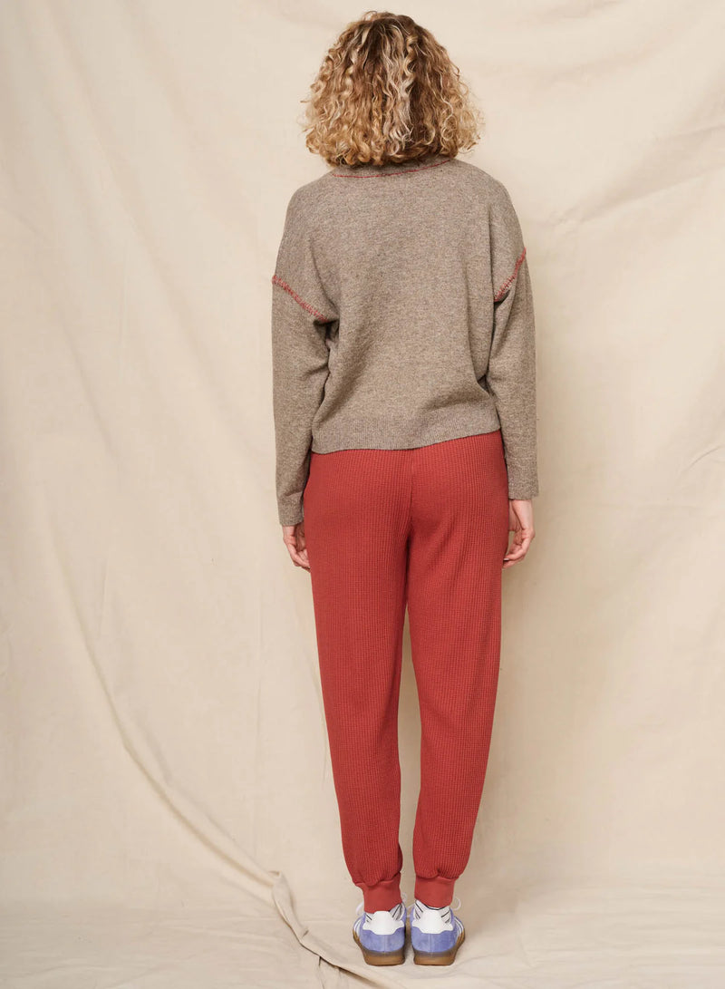 WOMEN'S CREW WITH BASEBALL STITCHING SWEATER IN TAUPE