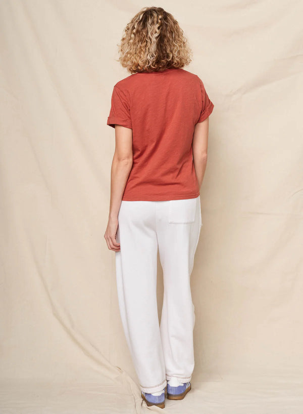 WOMEN'S BONFIRE ROLLED SLEEVE TEE IN BURNT BRICK