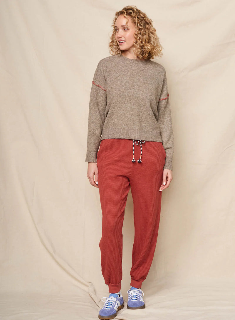 WOMEN'S CREW WITH BASEBALL STITCHING SWEATER IN TAUPE
