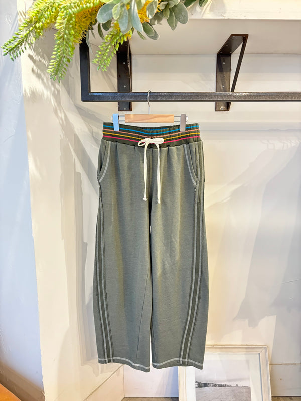 WOMEN'S RAW SEAMED PANT IN SIGNATURE GREEN