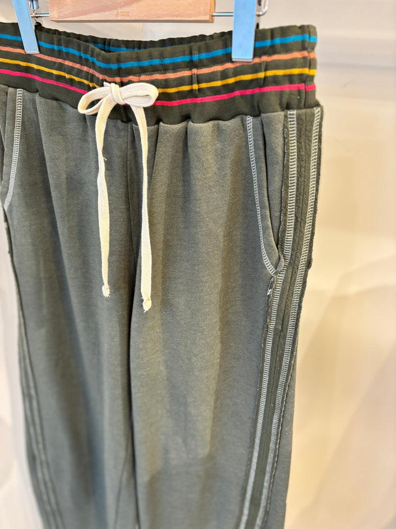 WOMEN'S RAW SEAMED PANT IN SIGNATURE GREEN