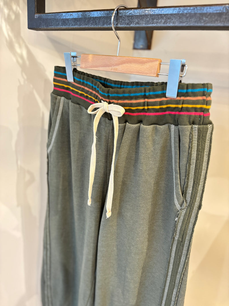 WOMEN'S RAW SEAMED PANT IN SIGNATURE GREEN