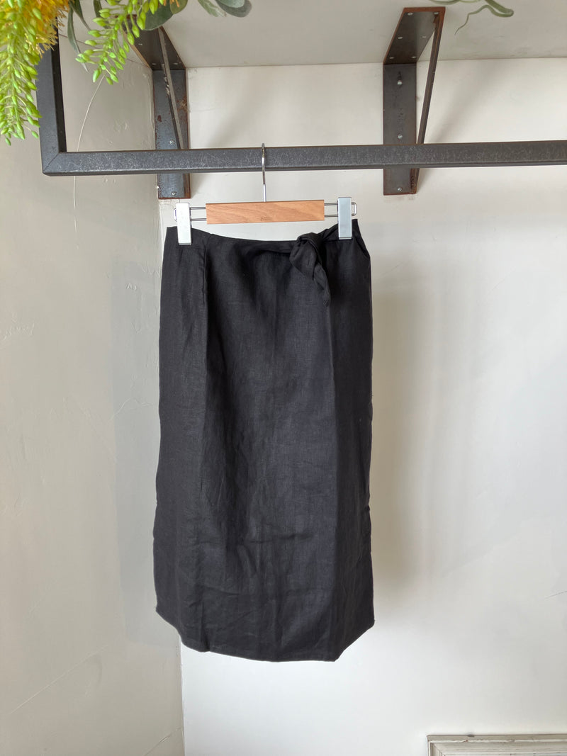 TWOKEYS　LINEN skirt BLACK 🤎