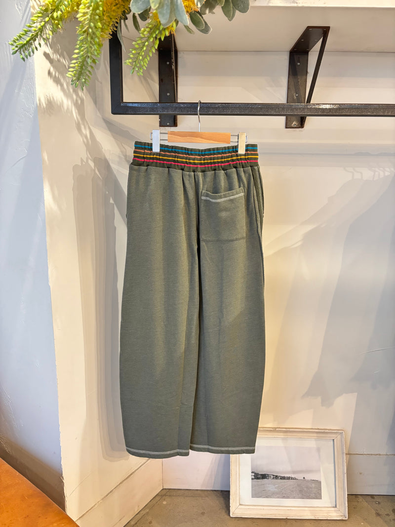 WOMEN'S RAW SEAMED PANT IN SIGNATURE GREEN